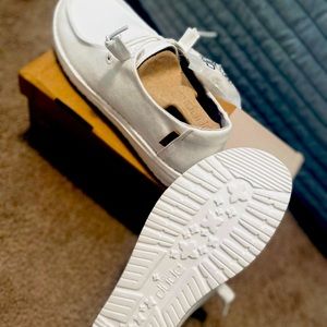 Size 7 womens Hey dude